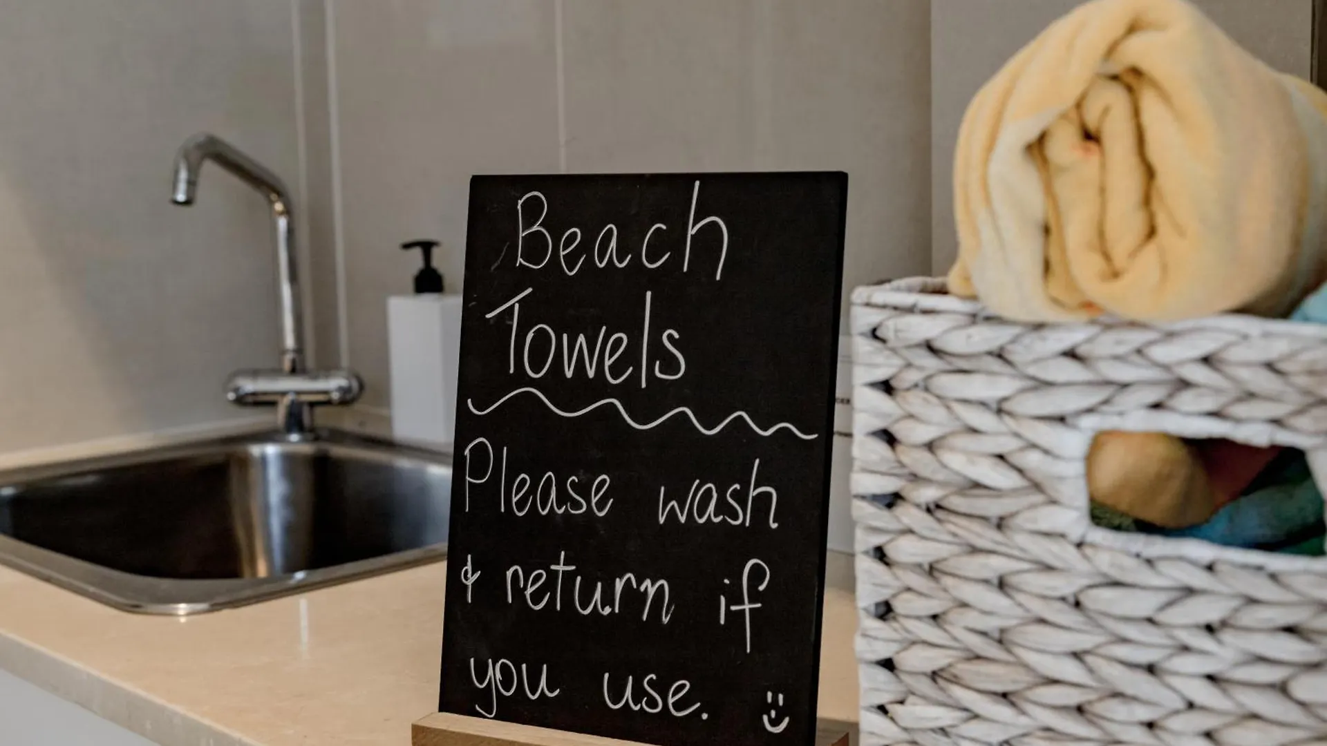 Beach House 4 Brm, 3 Mins Walk To Beach Apartment Alexandra Headland Australia