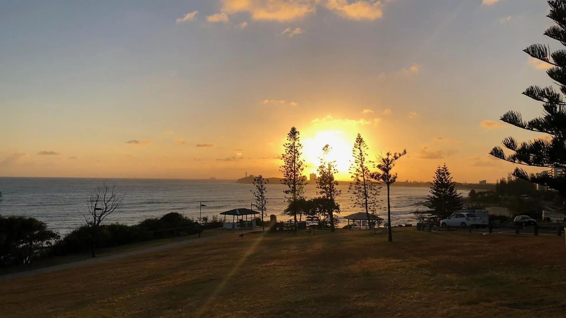 Beach House 4 Brm, 3 Mins Walk To Beach Apartment Alexandra Headland Australia